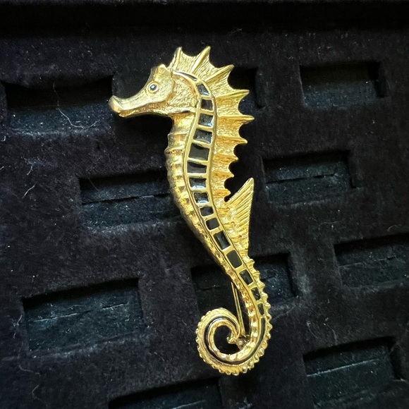 Gold & Black Seahorse Brooch - Picture 8 of 8